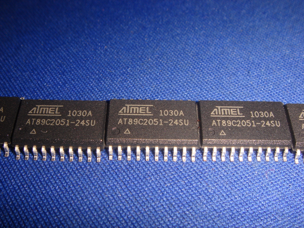 AT89C2051-24SU SOP20 Entegre Devre Çip IC Mikrodenetleyici Yepyeni Orijinal Kullanılmamış